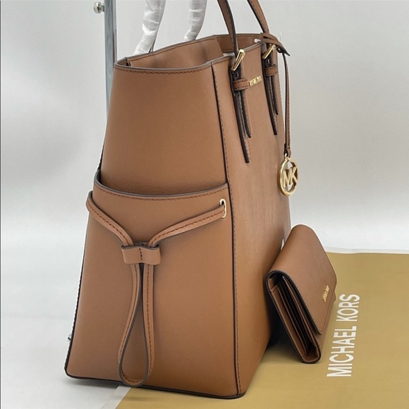 Michael Kors Large Gilly Tote & Trifold Wallet - Picture 3 of 13